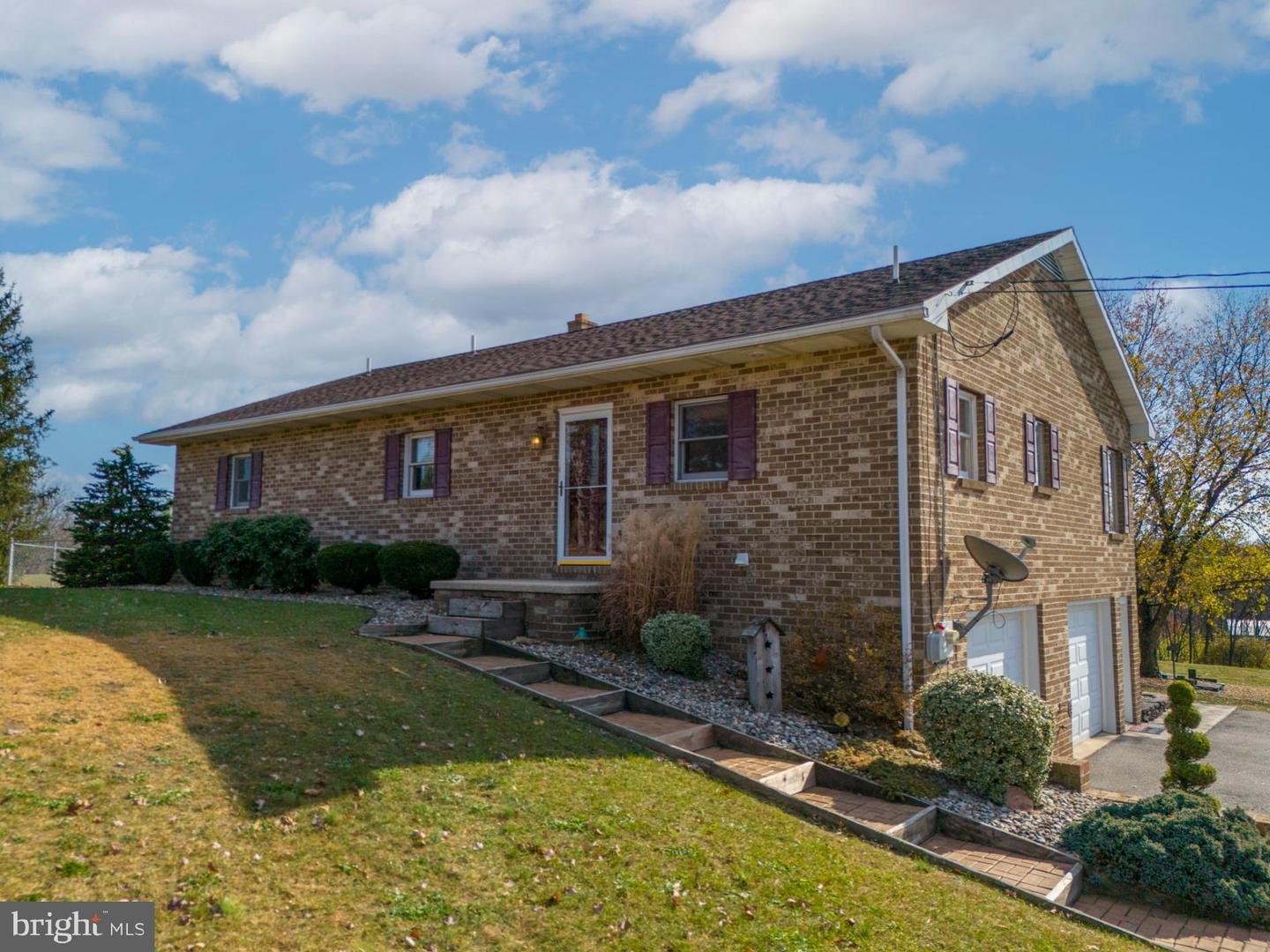 4562 Edenville Road Property Photo 1