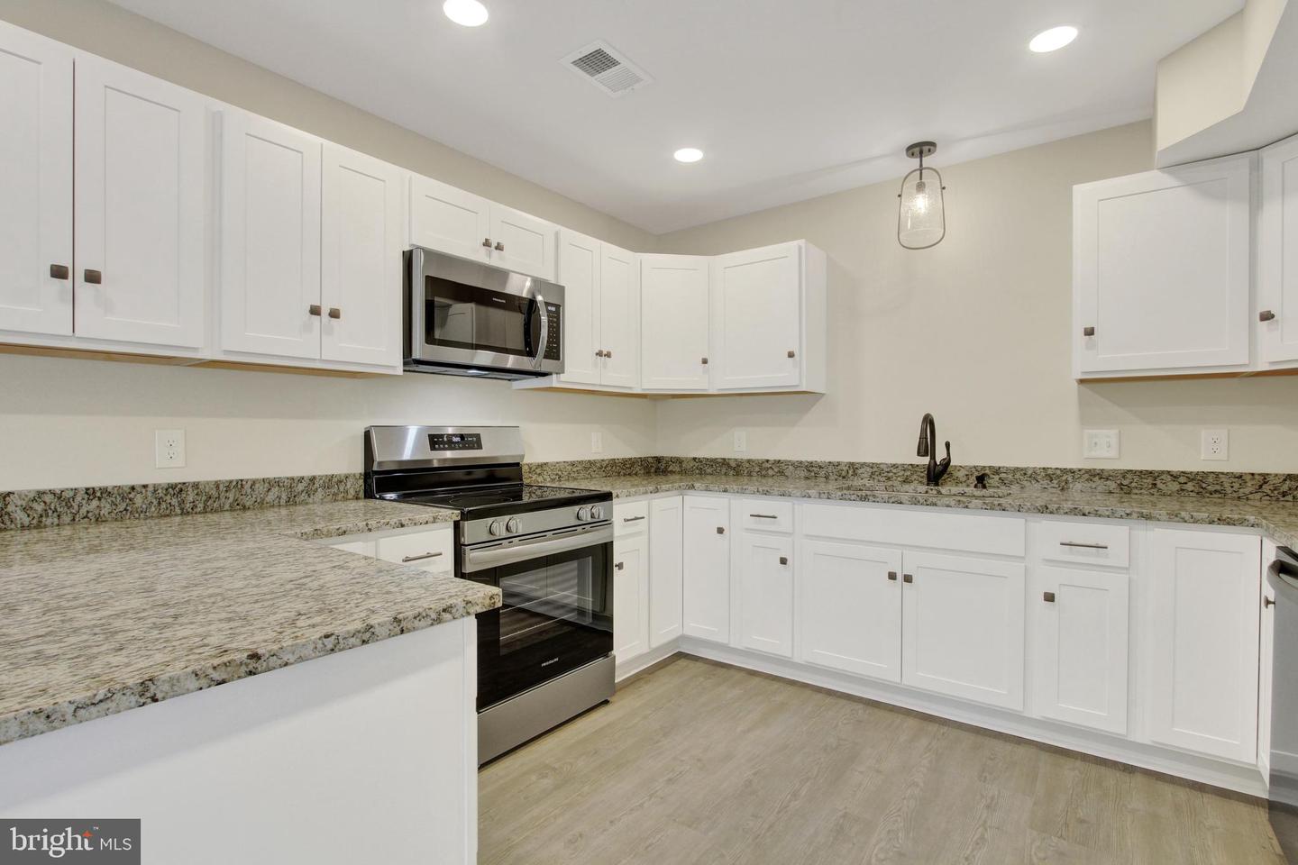 8860 Hillside Way Property Photo 9