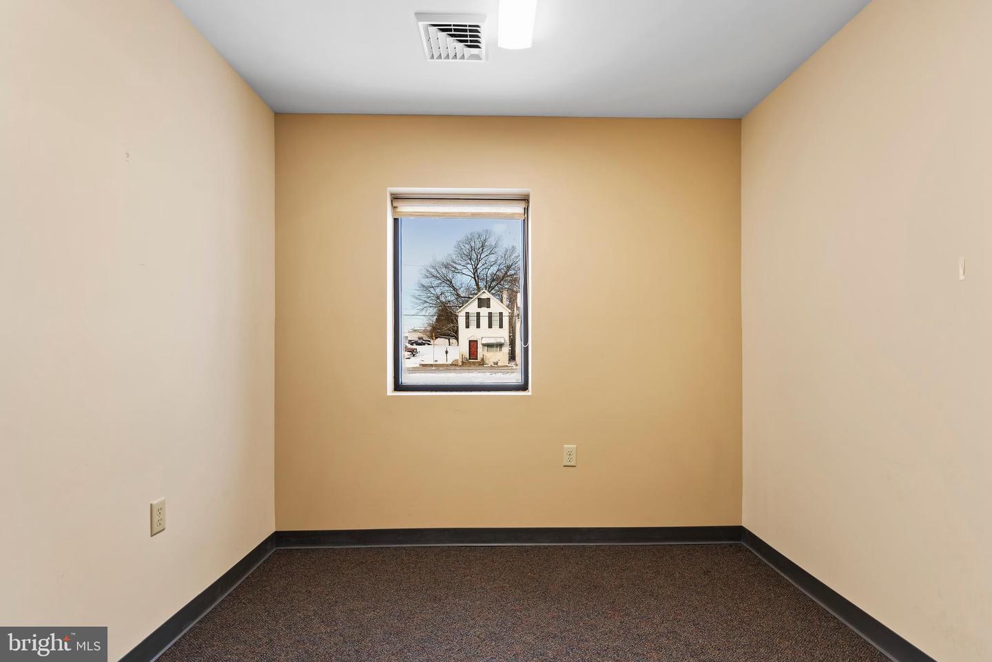 131 Mckinley St E Property Photo 23