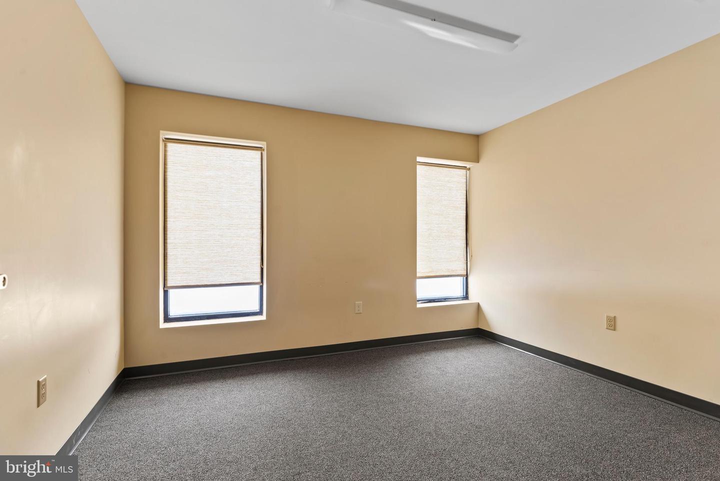 131 Mckinley St E Property Photo 26