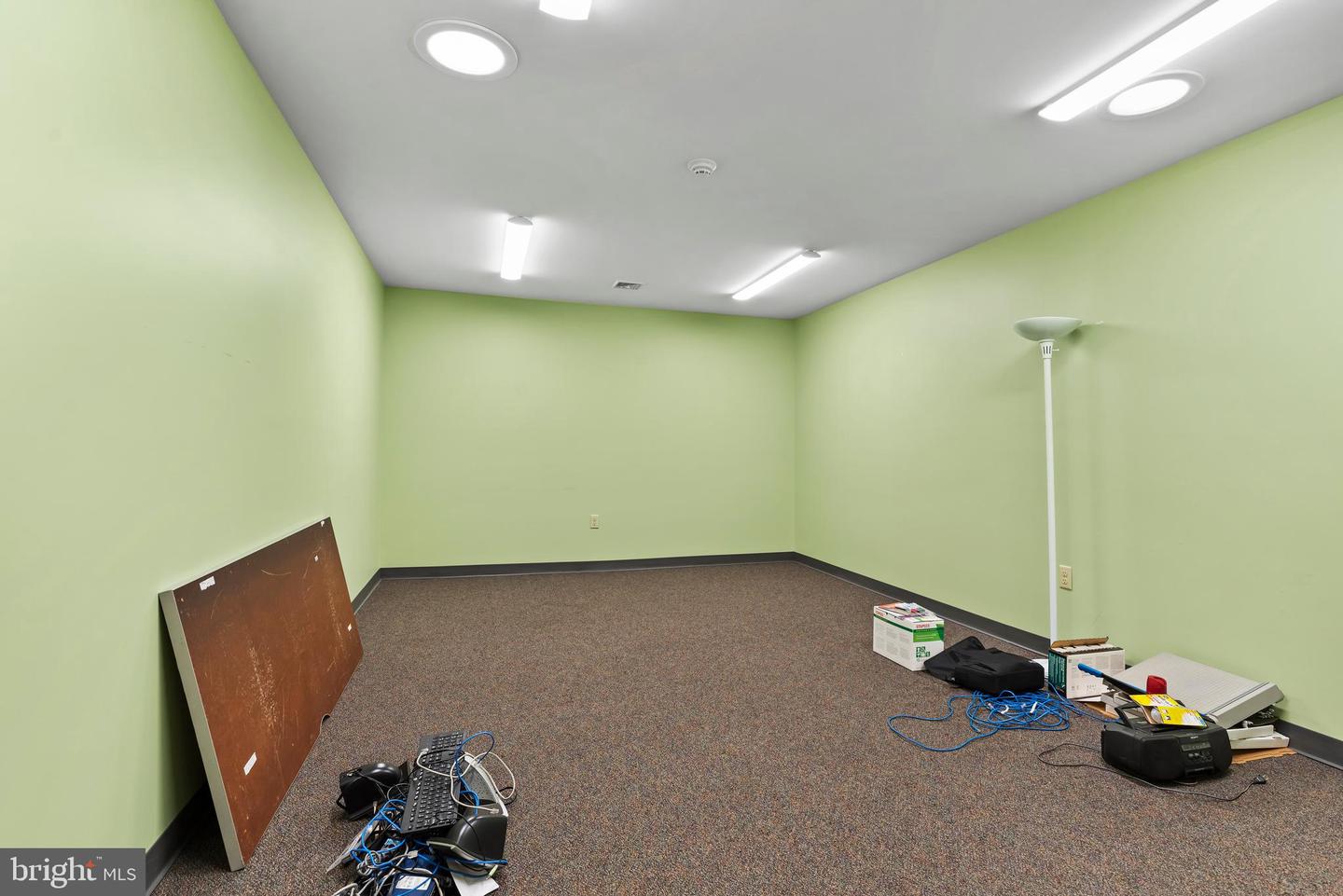 131 Mckinley St E Property Photo 27