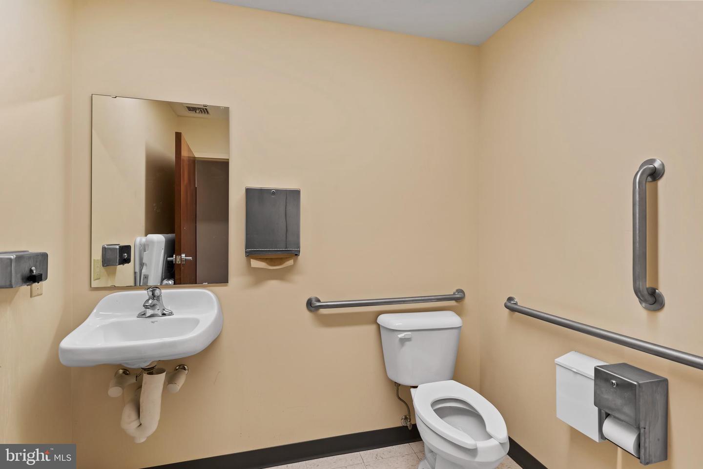 131 Mckinley St E Property Photo 29