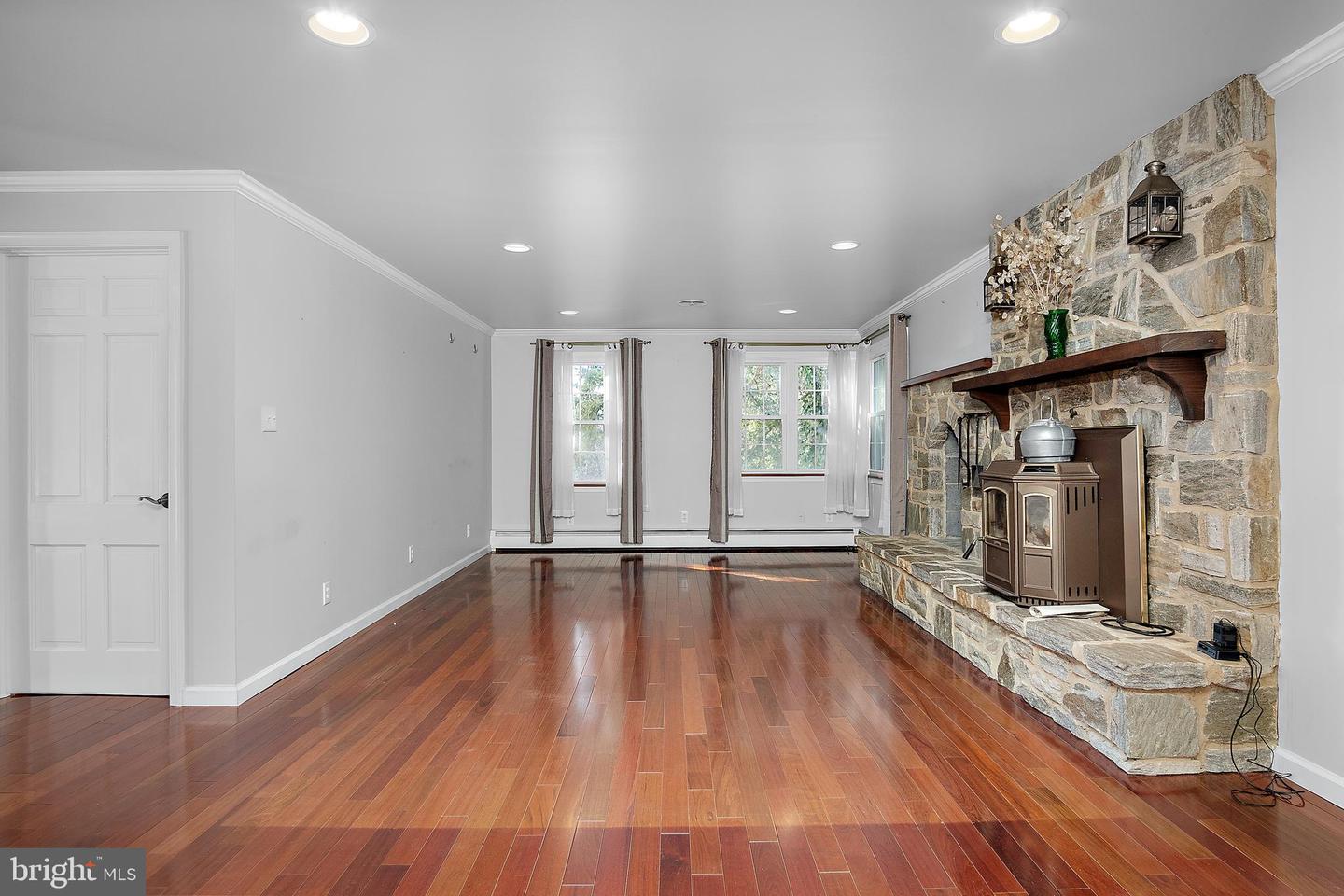470 Overhill Dr Property Photo 3
