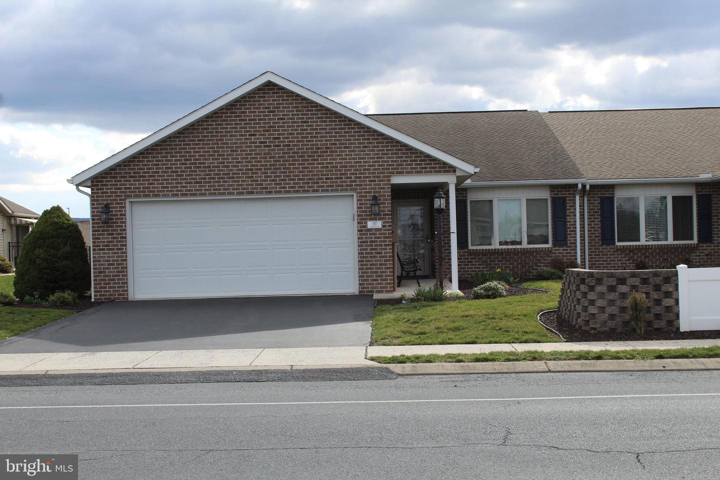 197 Parkwood Drive #320 Property Photo 1