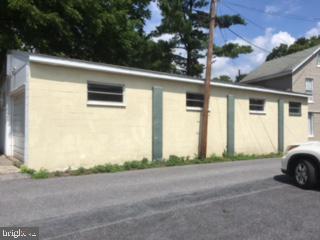 376 Lincoln Way E Property Photo 2