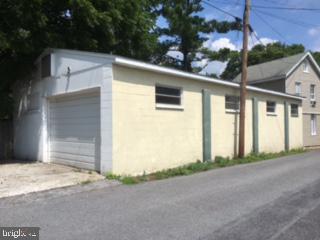 376 Lincoln Way E Property Photo 4