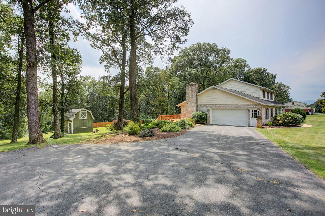 1734 Blakewood Dr Property Photo 5