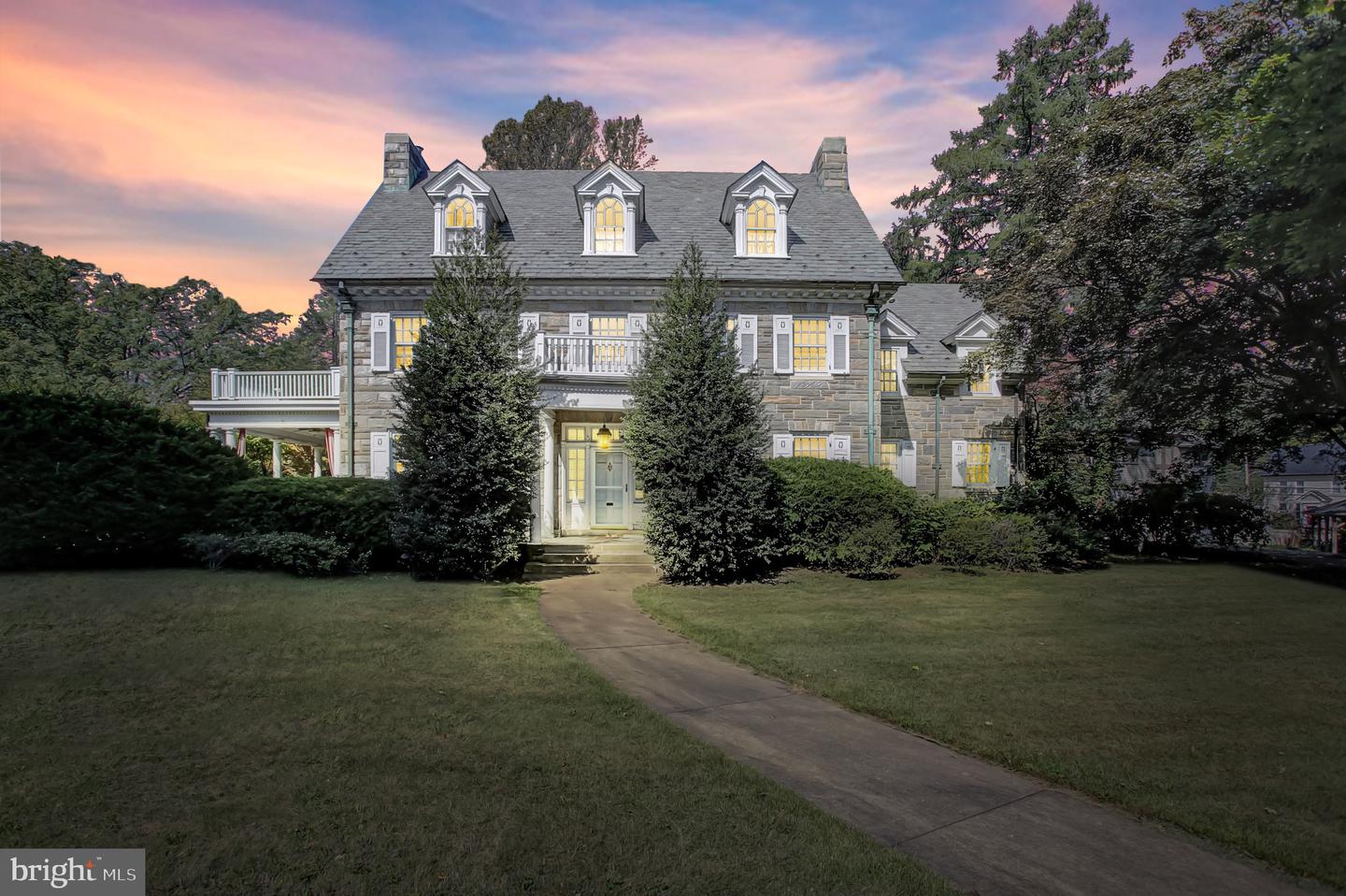 307 W King St Property Photo 1