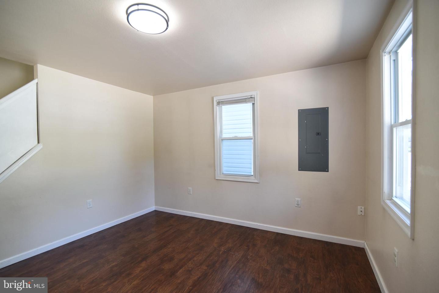 325 Fourth St Property Photo 6