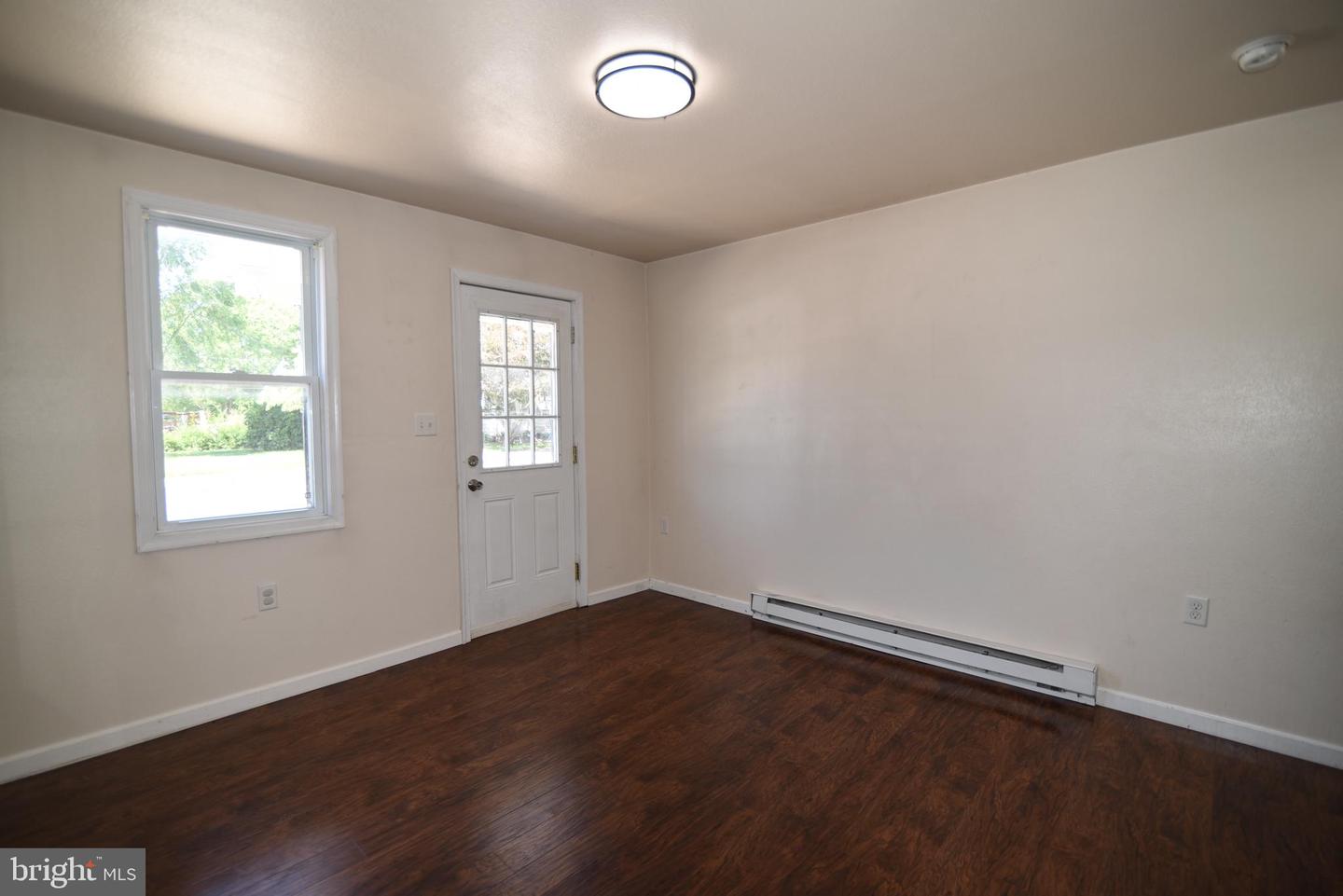 325 Fourth St Property Photo 8
