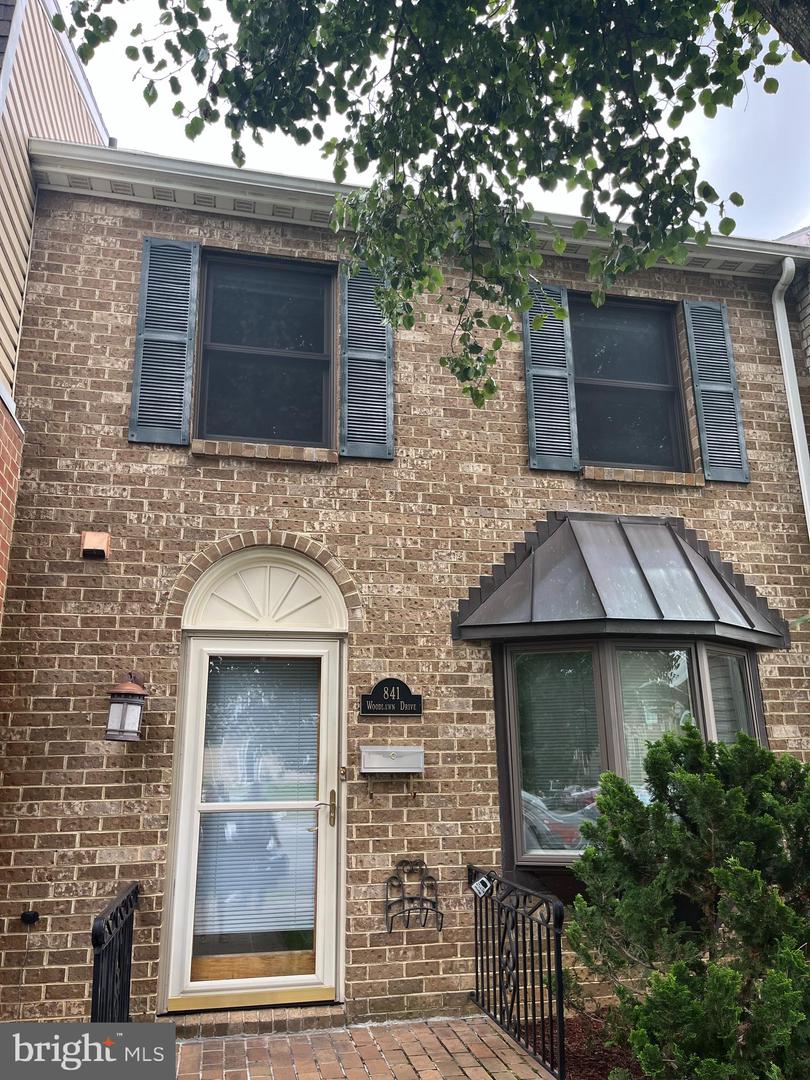 841 WOODLAWN DR