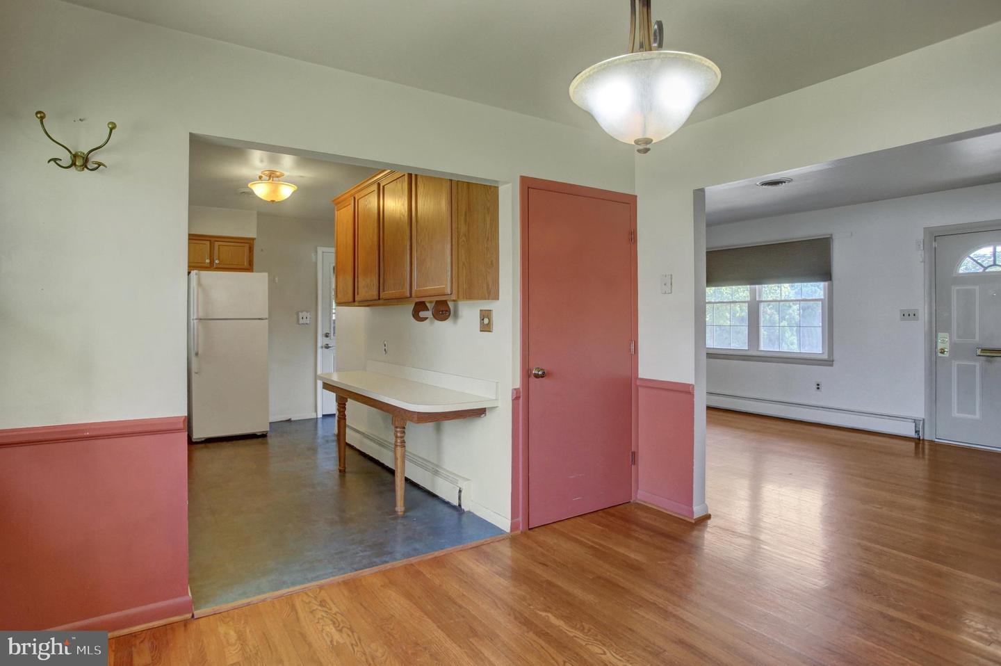 347 Catherine St Property Photo 10