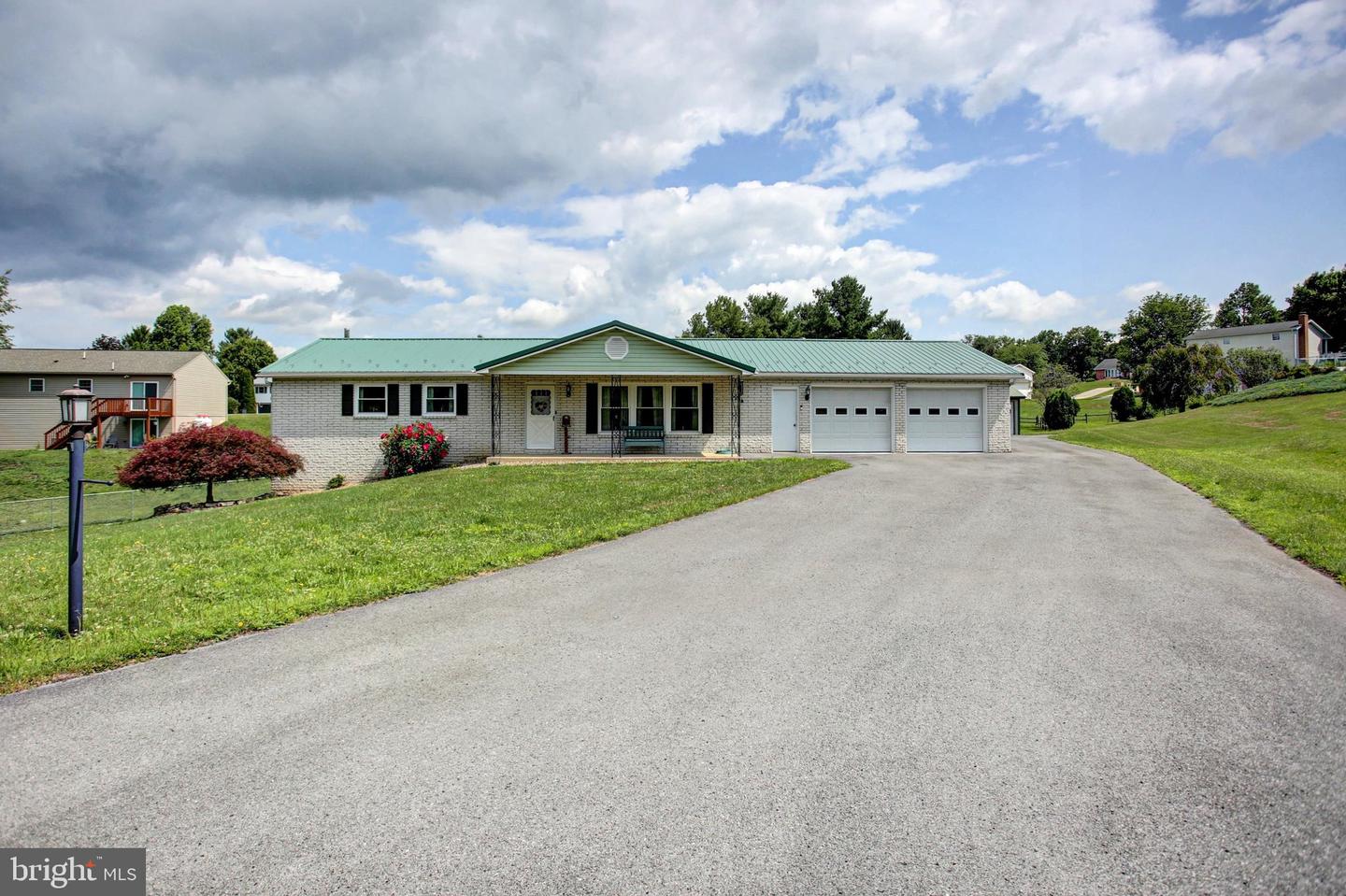 10 Surrey Court Property Photo 2