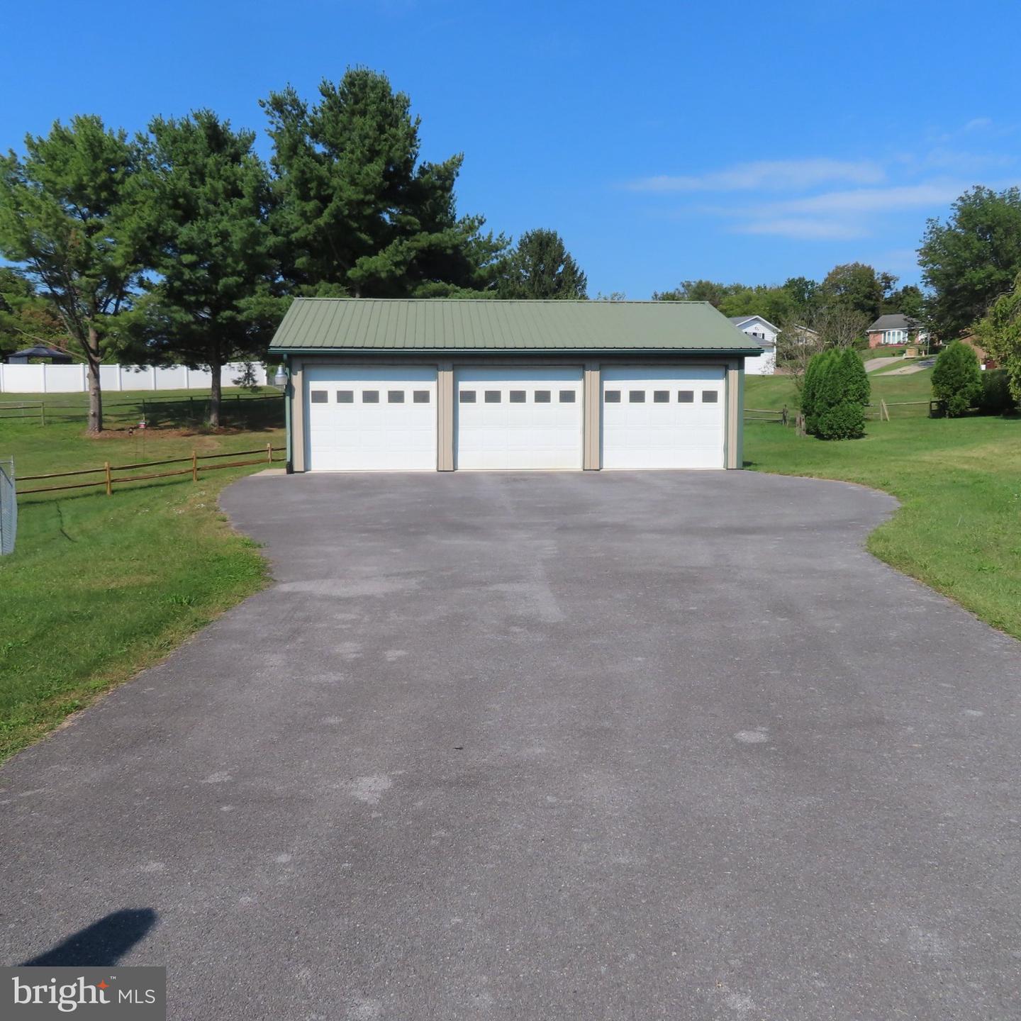 10 Surrey Court Property Photo 60
