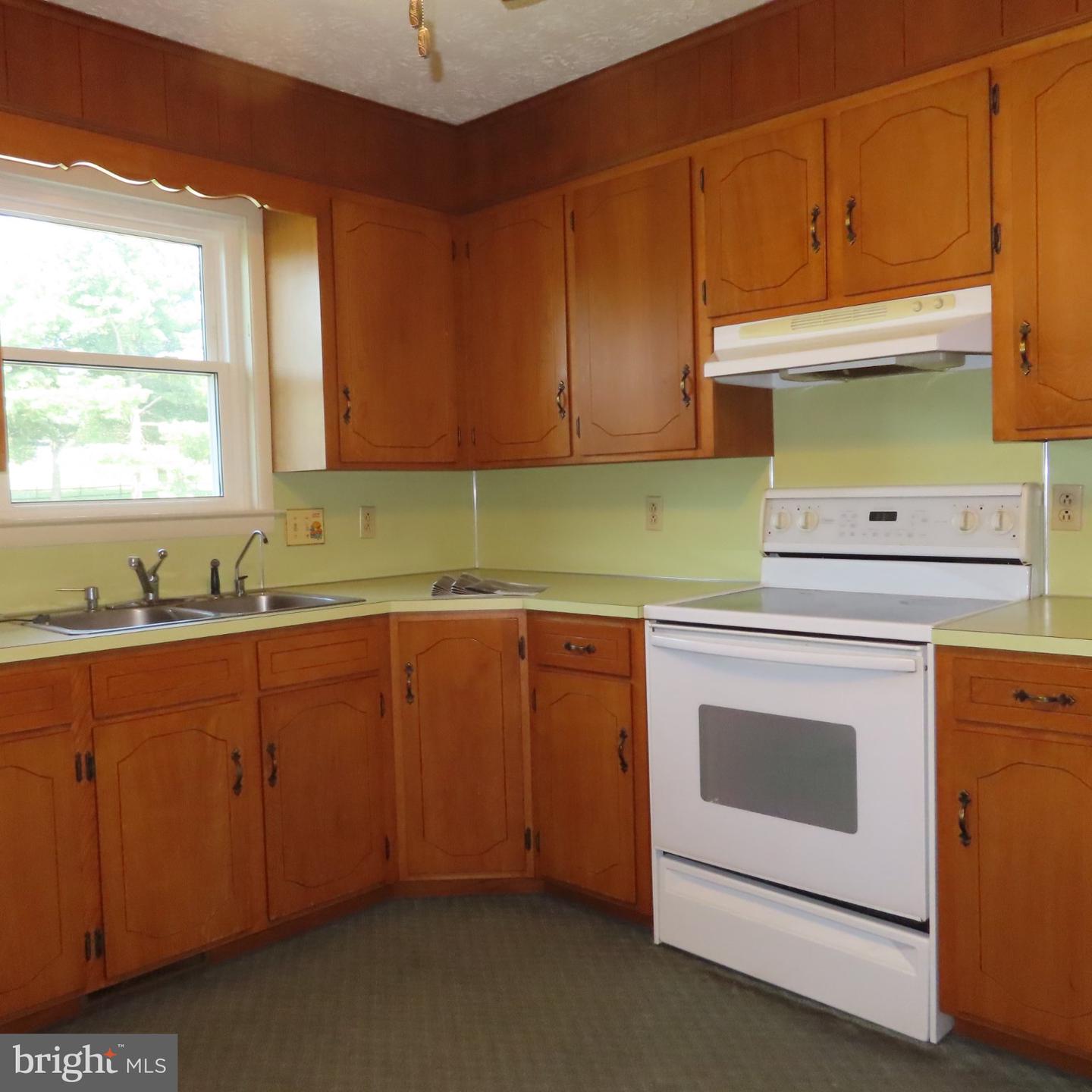 10 Surrey Court Property Photo 73