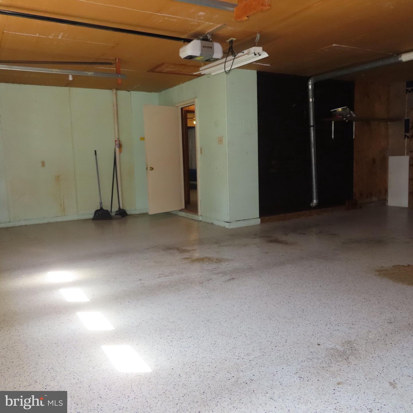 10 Surrey Court Property Photo 75