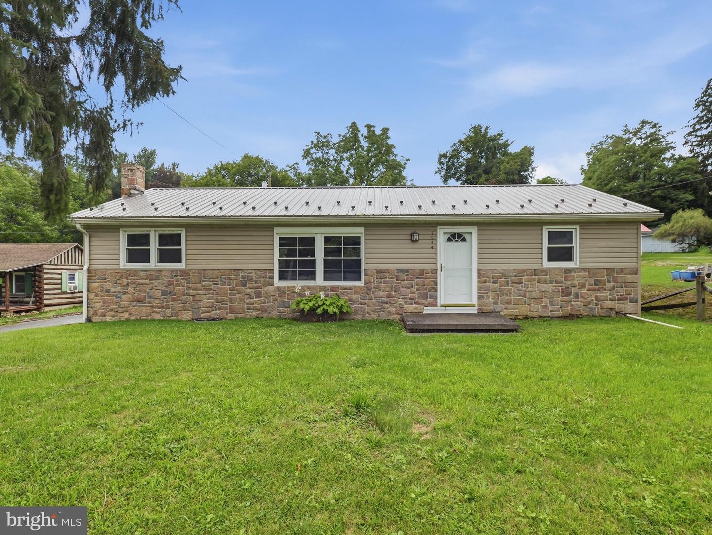 7944 Lincoln Way E Property Photo 1