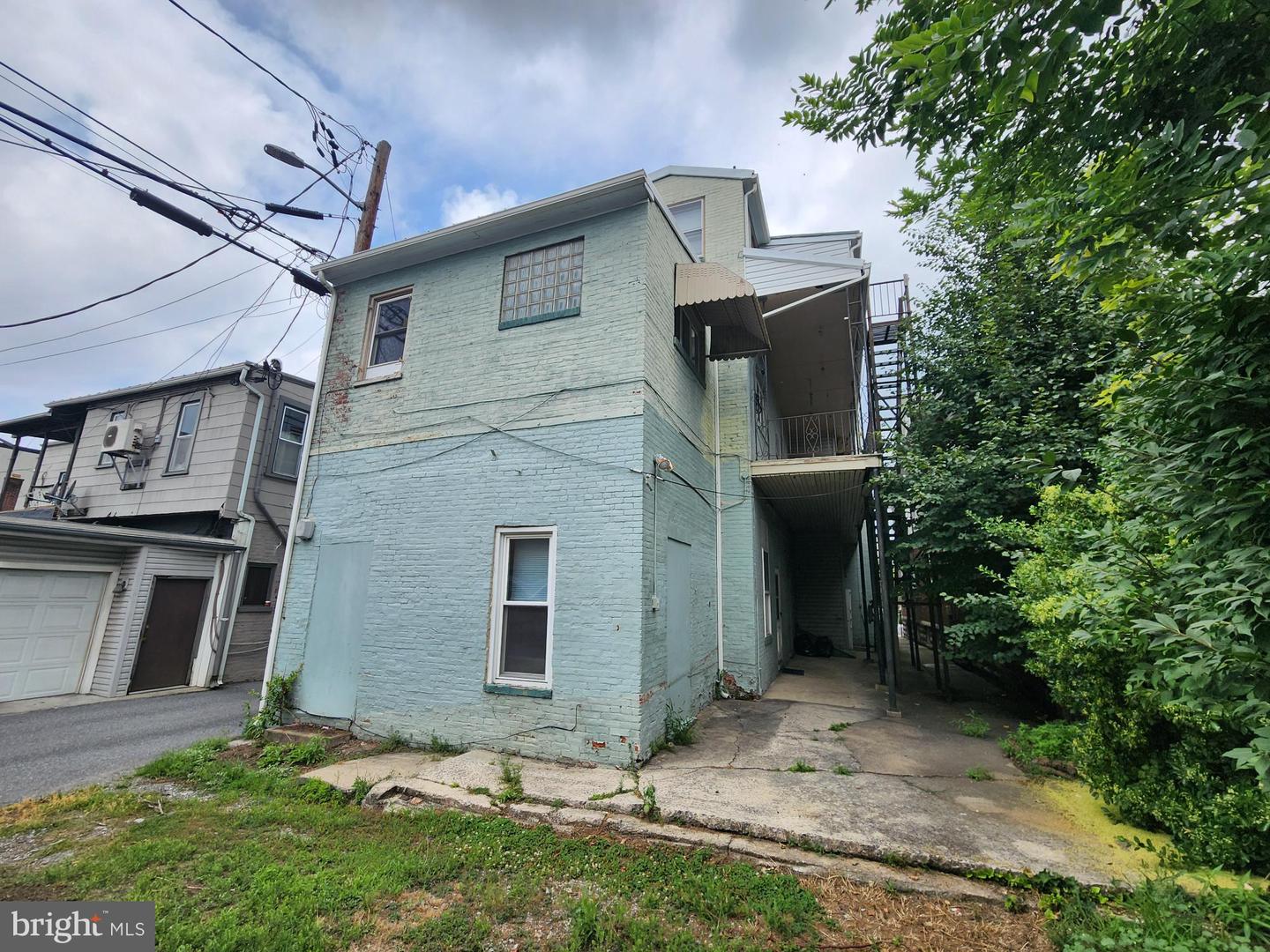 148 E Queen St Property Photo 2