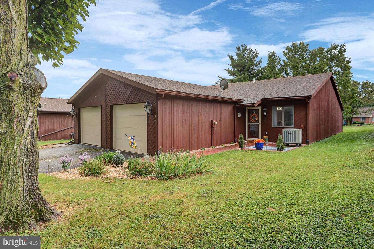 318 STONEGATE CIR N Property Photo 1