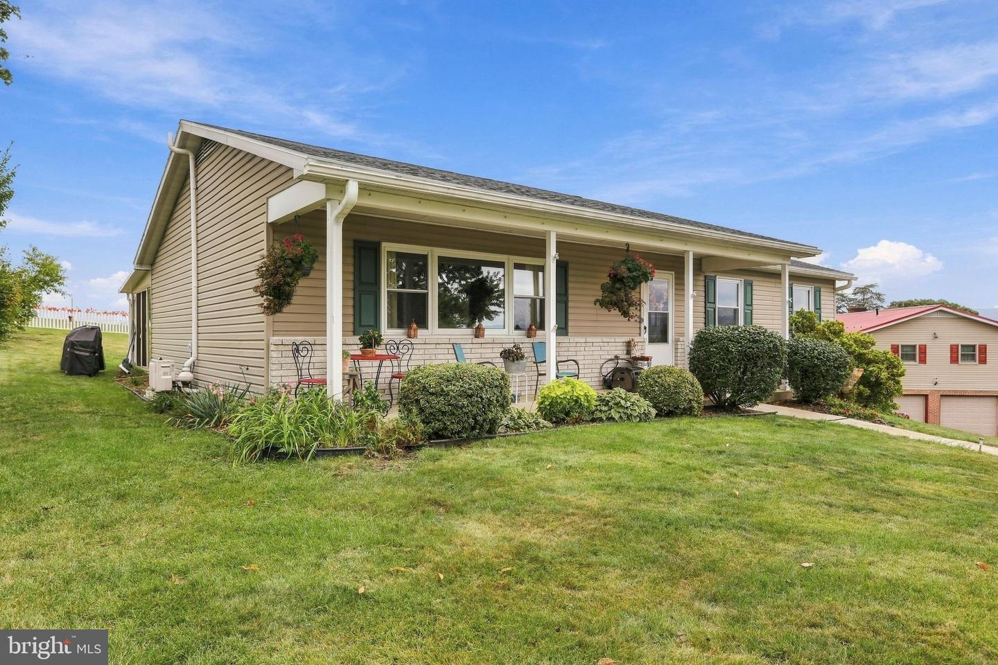 4 Buckingham Dr Property Photo 2