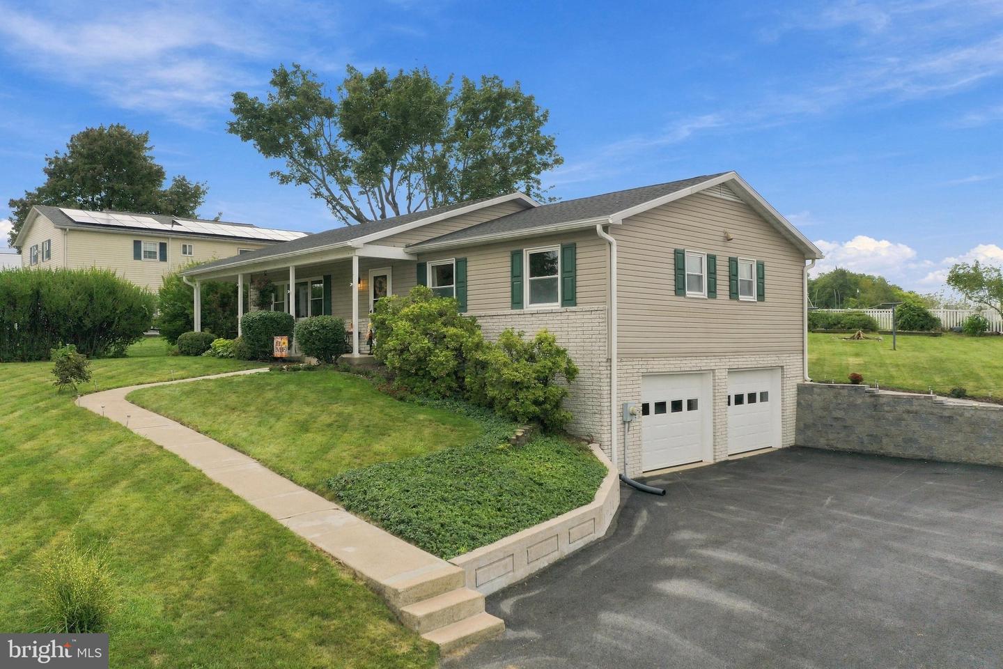 4 Buckingham Dr Property Photo 3