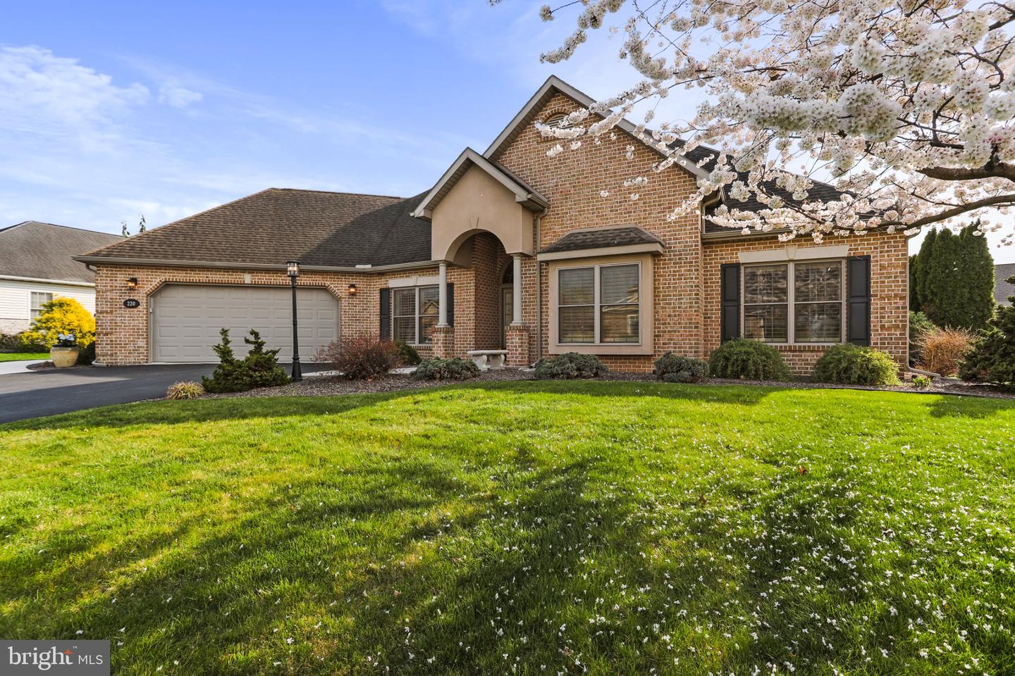 220 Woodvale Dr Property Photo 1