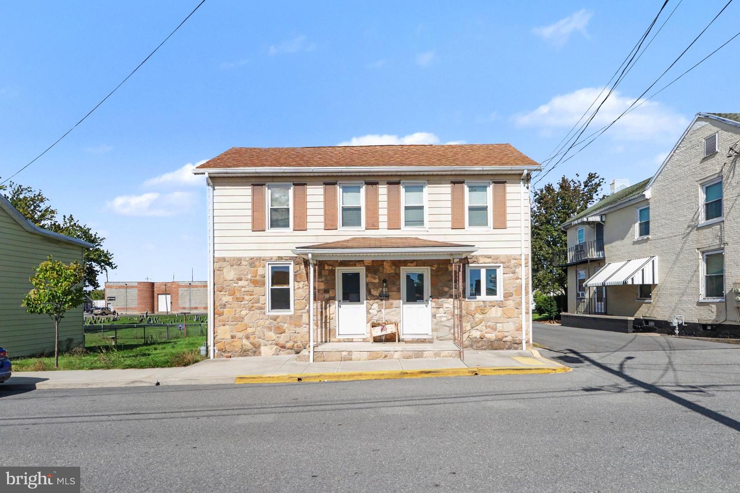 128 E Madison St E Property Photo 2