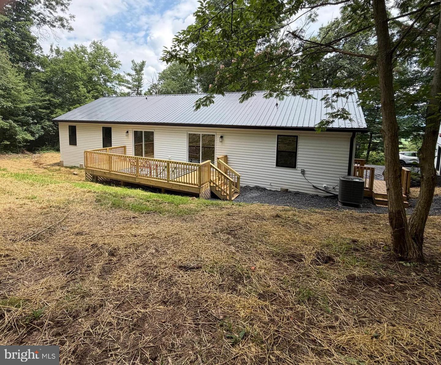 812 Lincoln Way W Property Photo 5