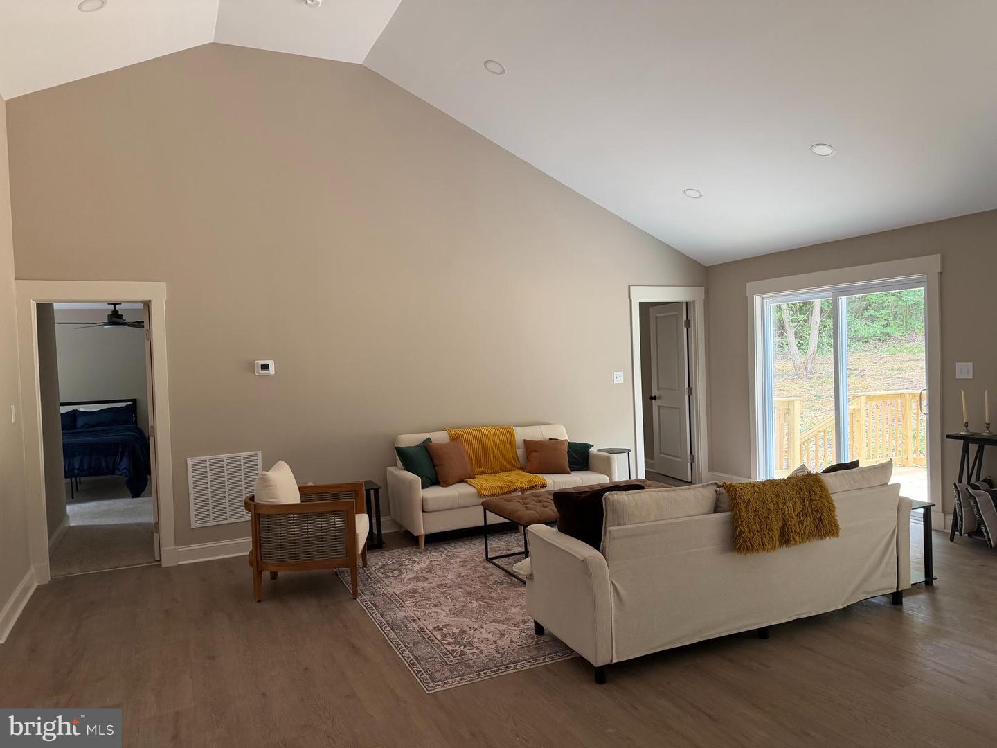 812 Lincoln Way W Property Photo 14