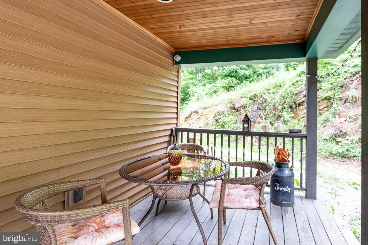 6882 Hungry Hollow Rd Property Photo 3