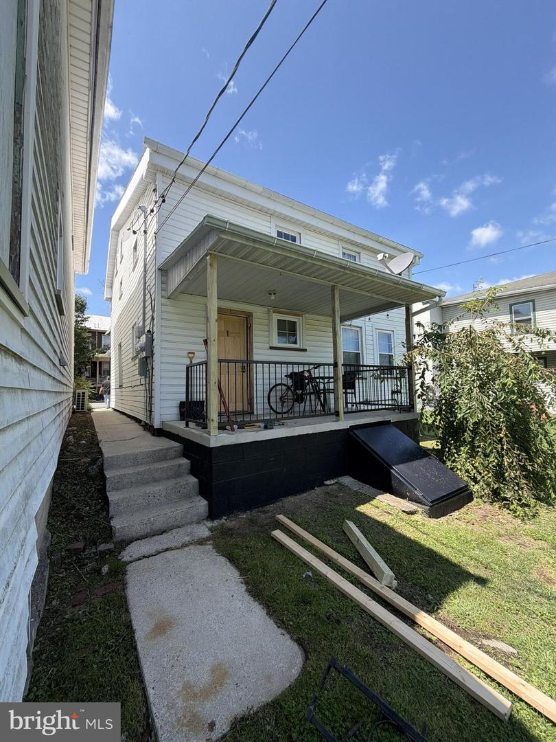 1427 Moore St Property Photo 2