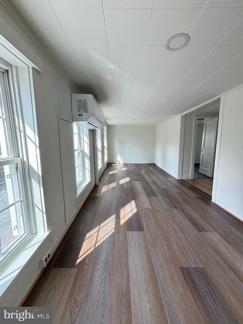1427 Moore St Property Photo 3