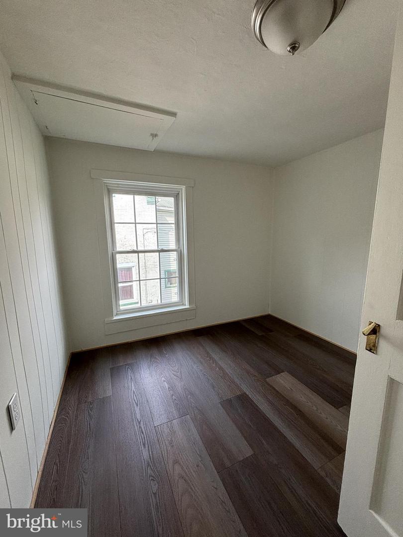 1427 Moore St Property Photo 8
