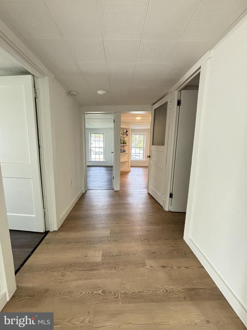 1427 Moore St Property Photo 9