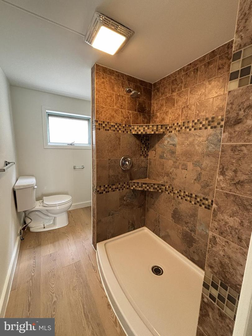 1427 Moore St Property Photo 10