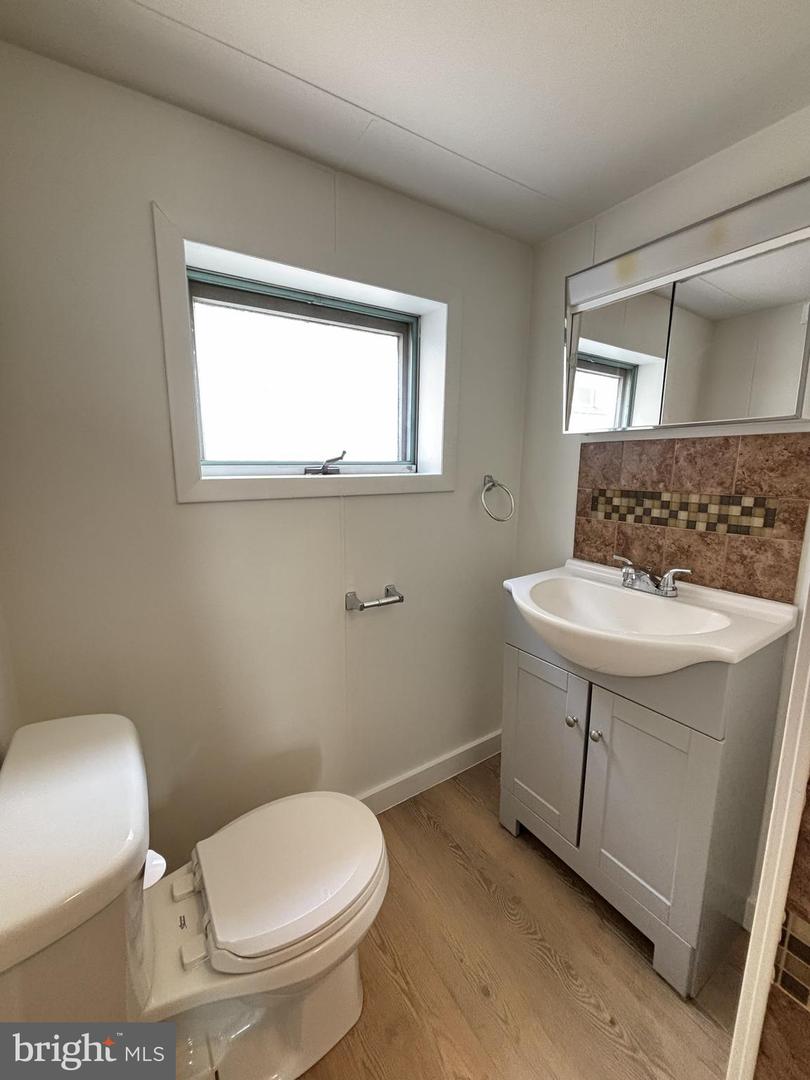 1427 Moore St Property Photo 11