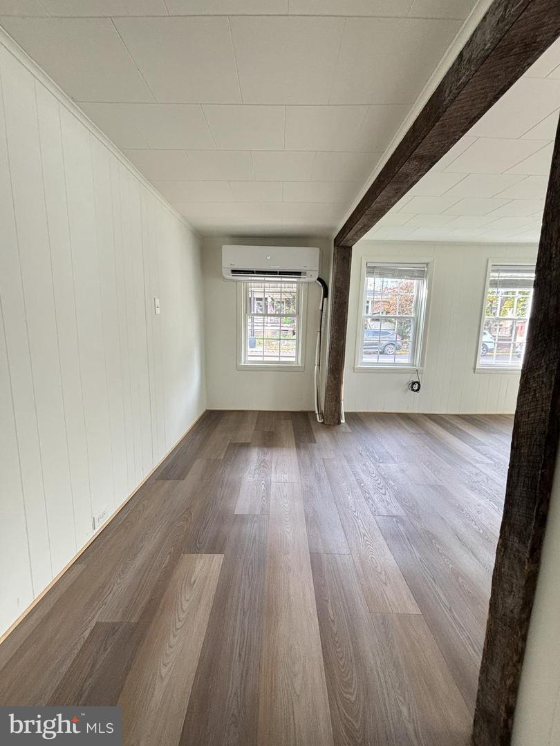 1427 Moore St Property Photo 12