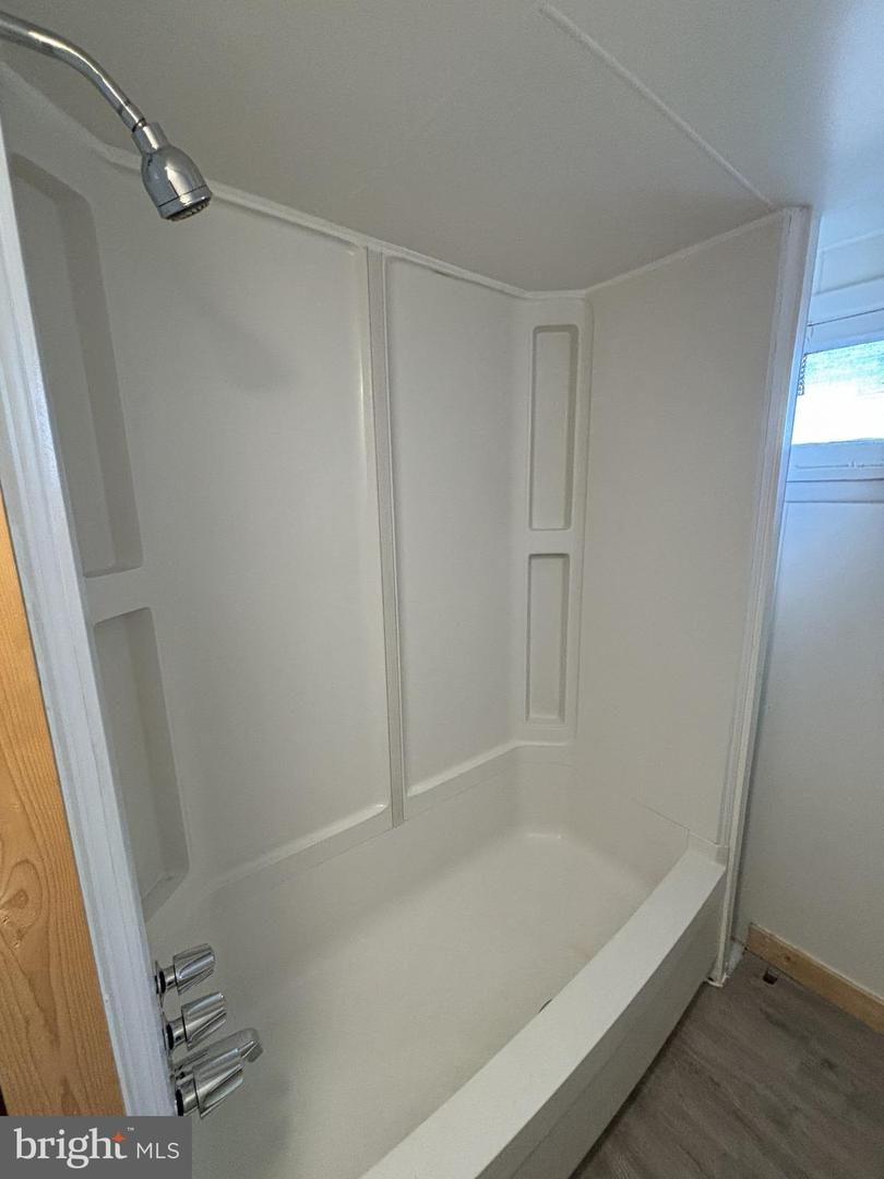 1427 Moore St Property Photo 16