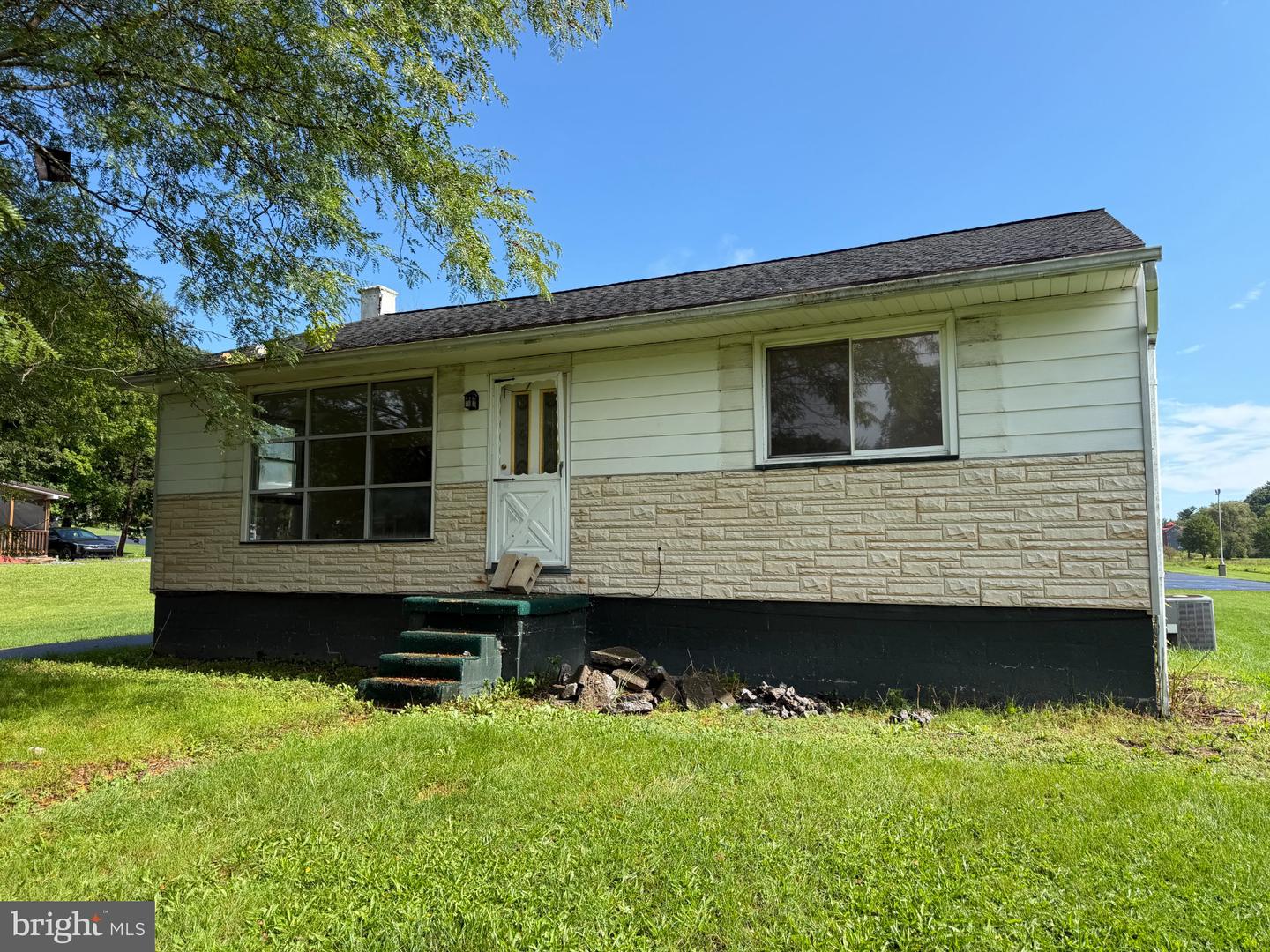 5677 Heffner Rd Property Photo 1
