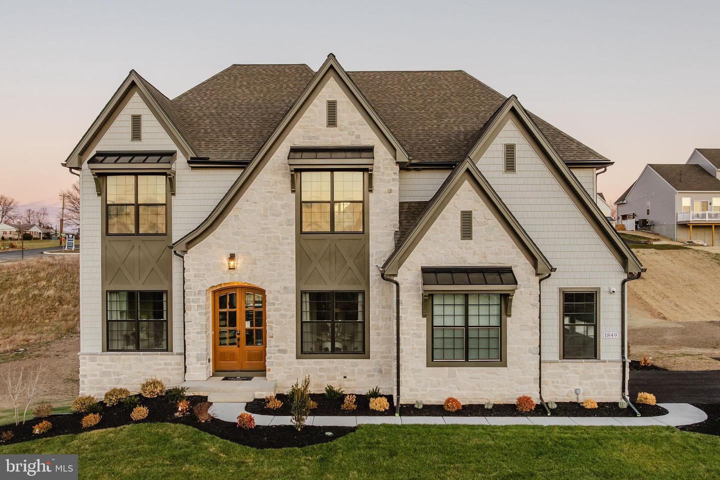 660 Lawrence Blvd #devonshire Property Photo