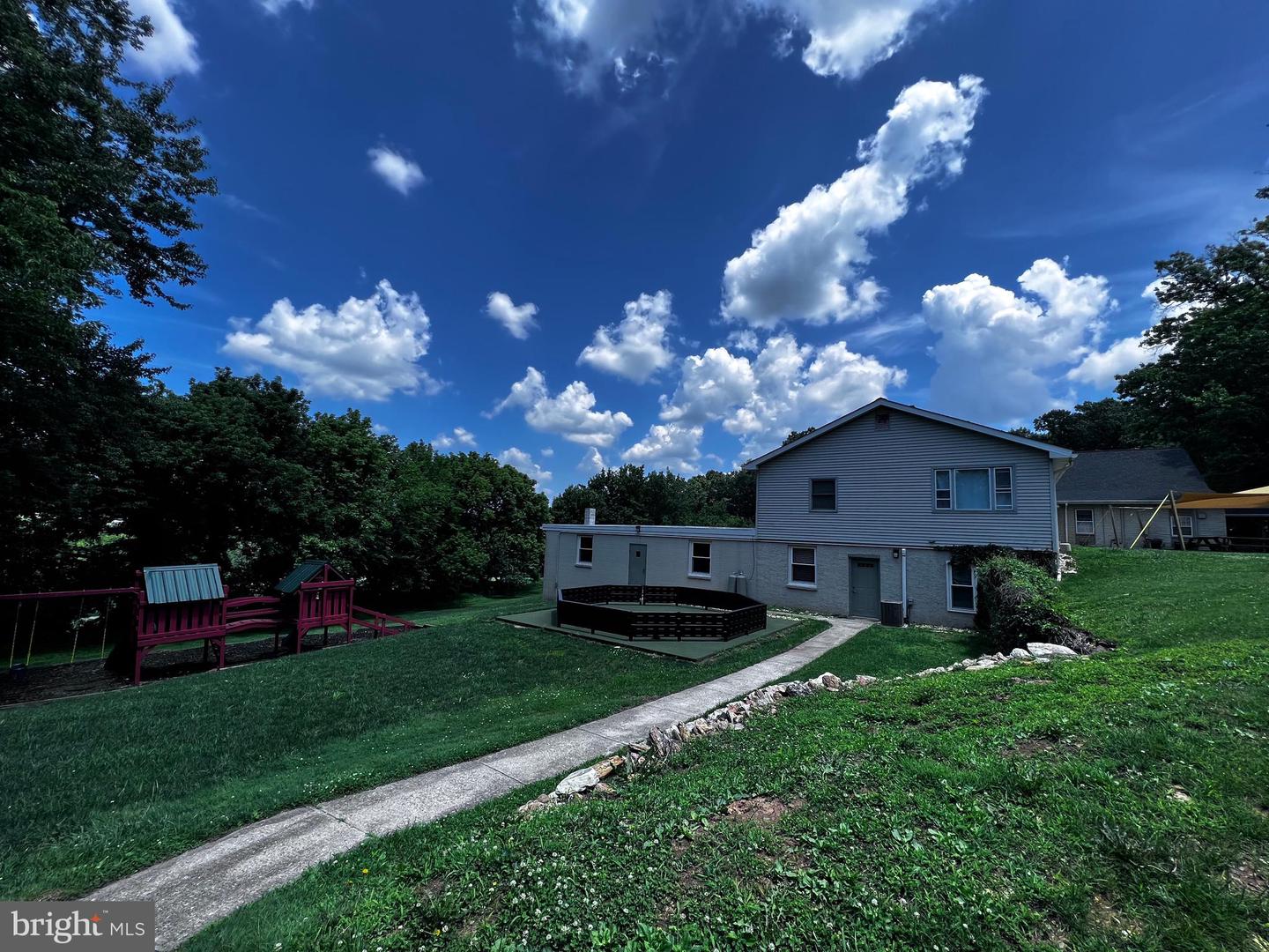 447 Noble Rd Property Photo 3