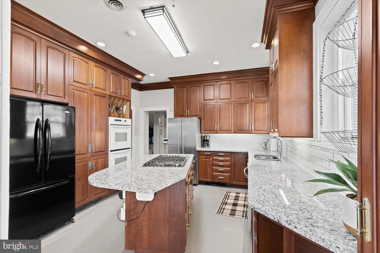 1049 E King St Property Photo 16