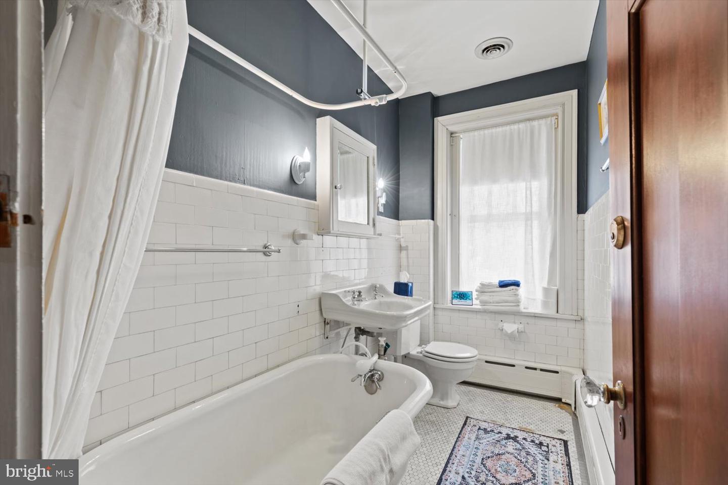 1049 E King St Property Photo 25