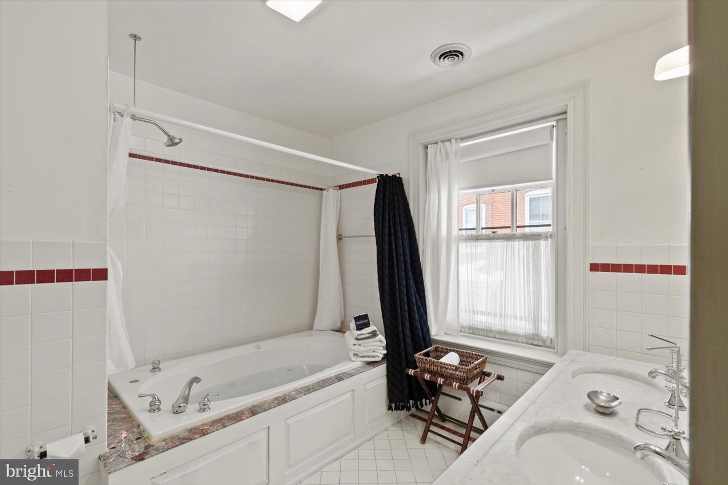 1049 E King St Property Photo 32