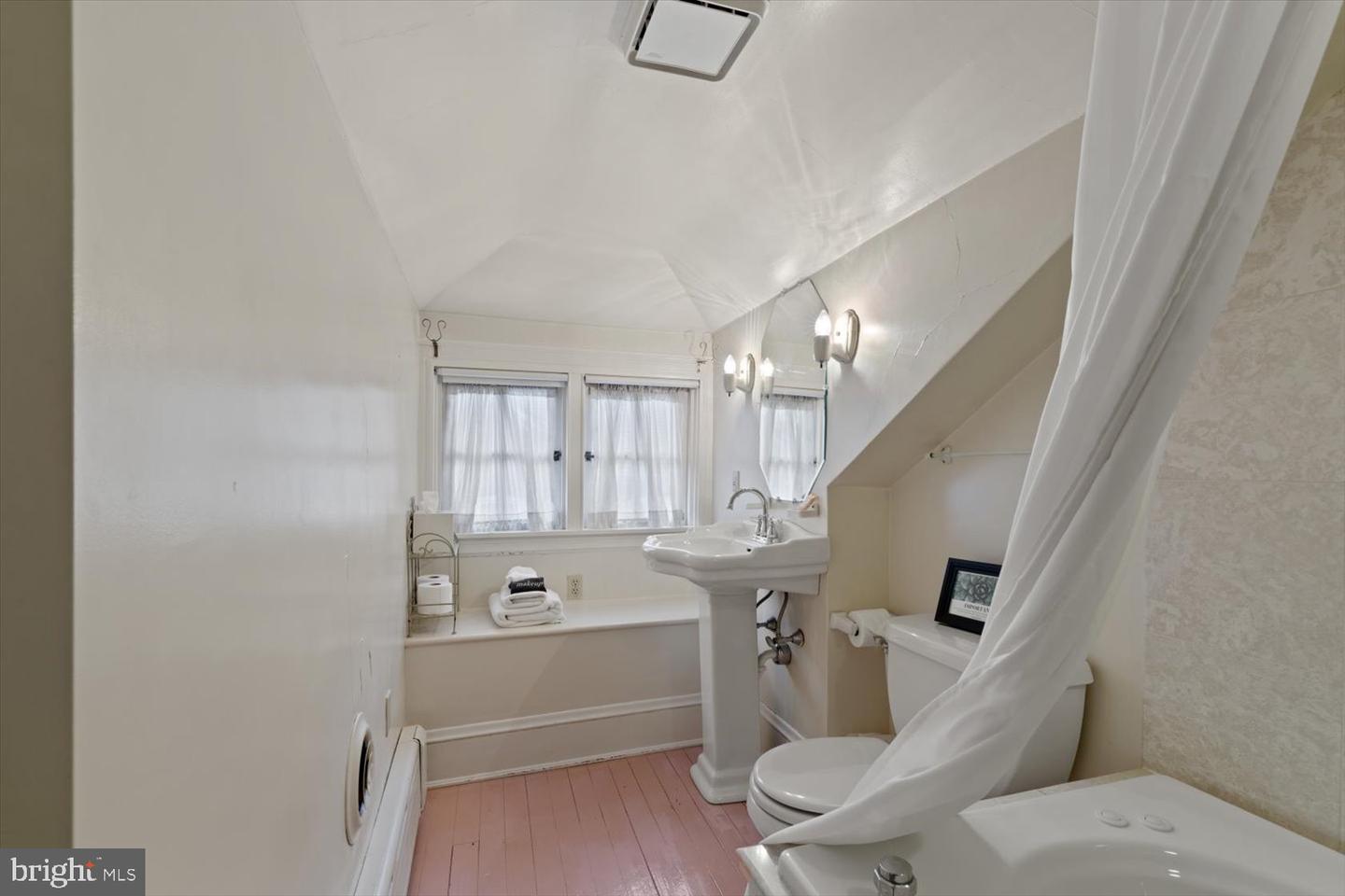 1049 E King St Property Photo 38