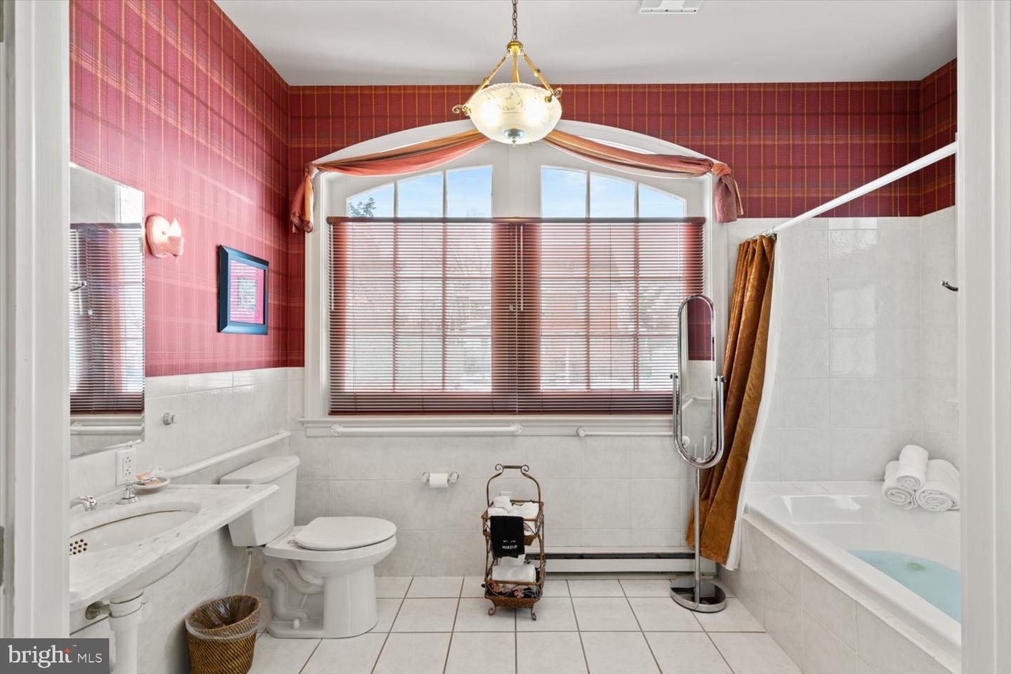1049 E King St Property Photo 43