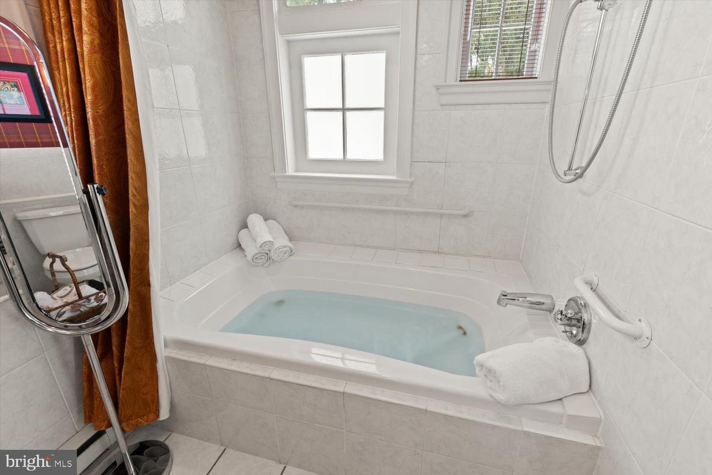 1049 E King St Property Photo 44