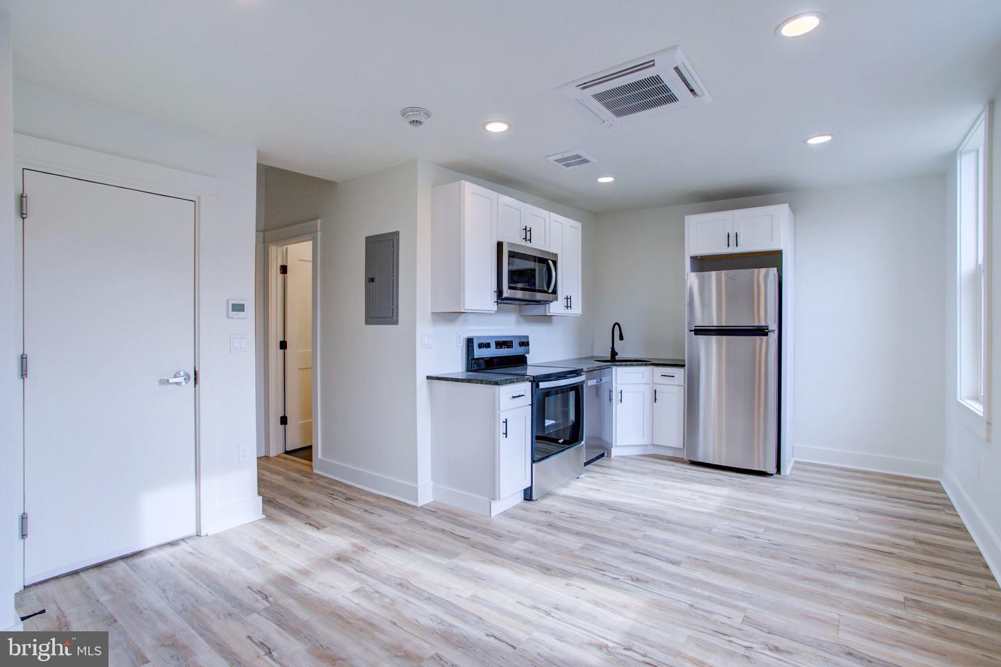 11 E Walnut St Property Photo 2
