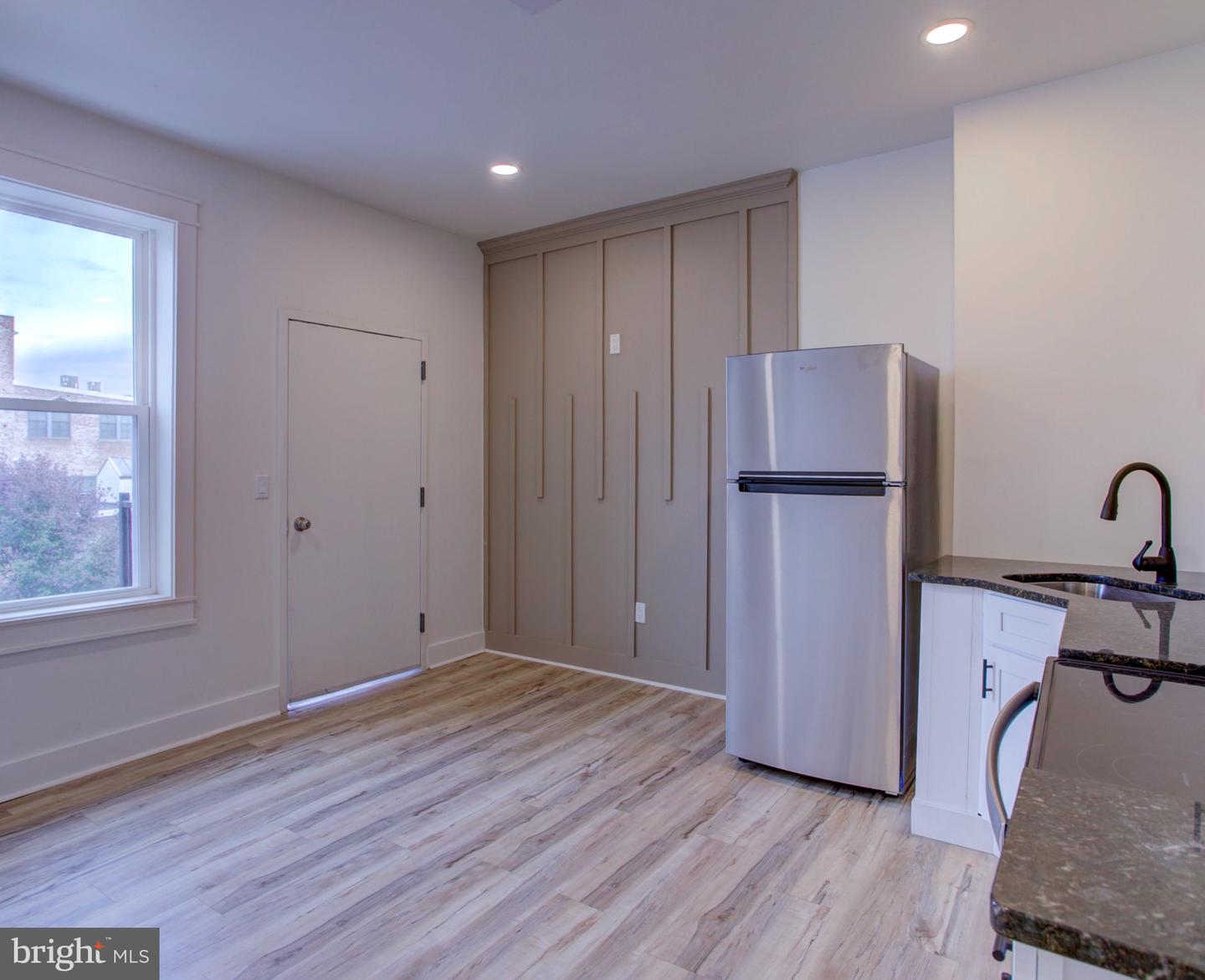 11 E Walnut St Property Photo 4