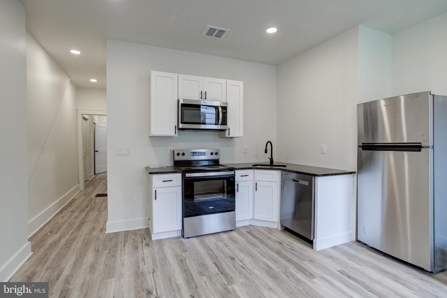 11 E Walnut St Property Photo 14